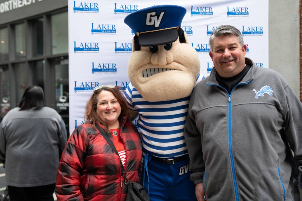 Alumni couple poses with Louie the Laker